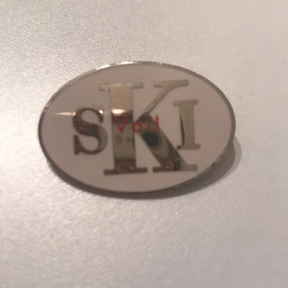⛷️✨ Vintage Vail Ski Oval Lapel Pin | Metal Enamel Design ✨⛷️